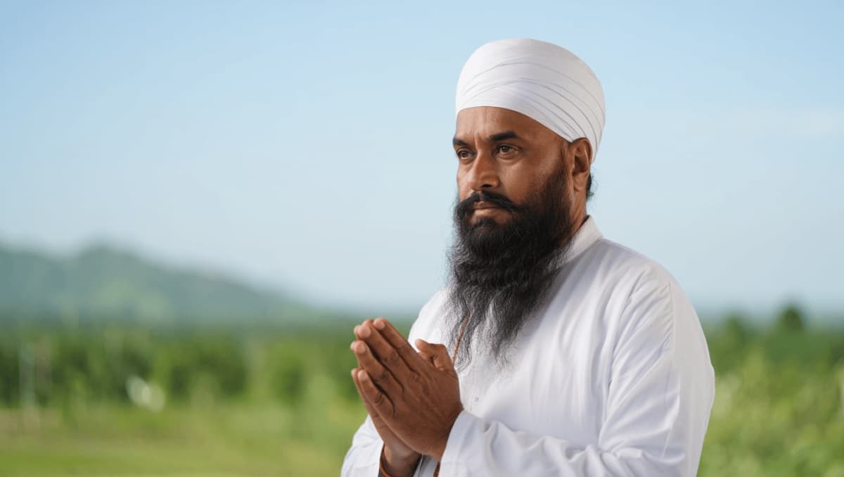 The village pandit looks at Guru Nanak’s horoscope