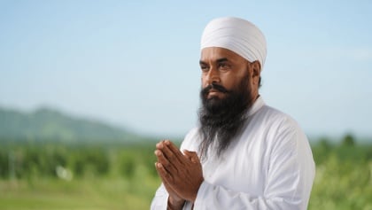 The village pandit looks at Guru Nanak’s horoscope