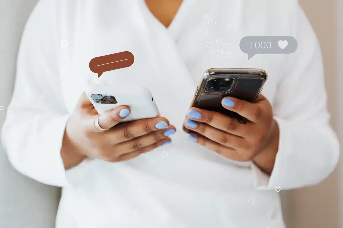 Ekran telefonu s kladnými komentáři a reakcemi na sociálních sítích