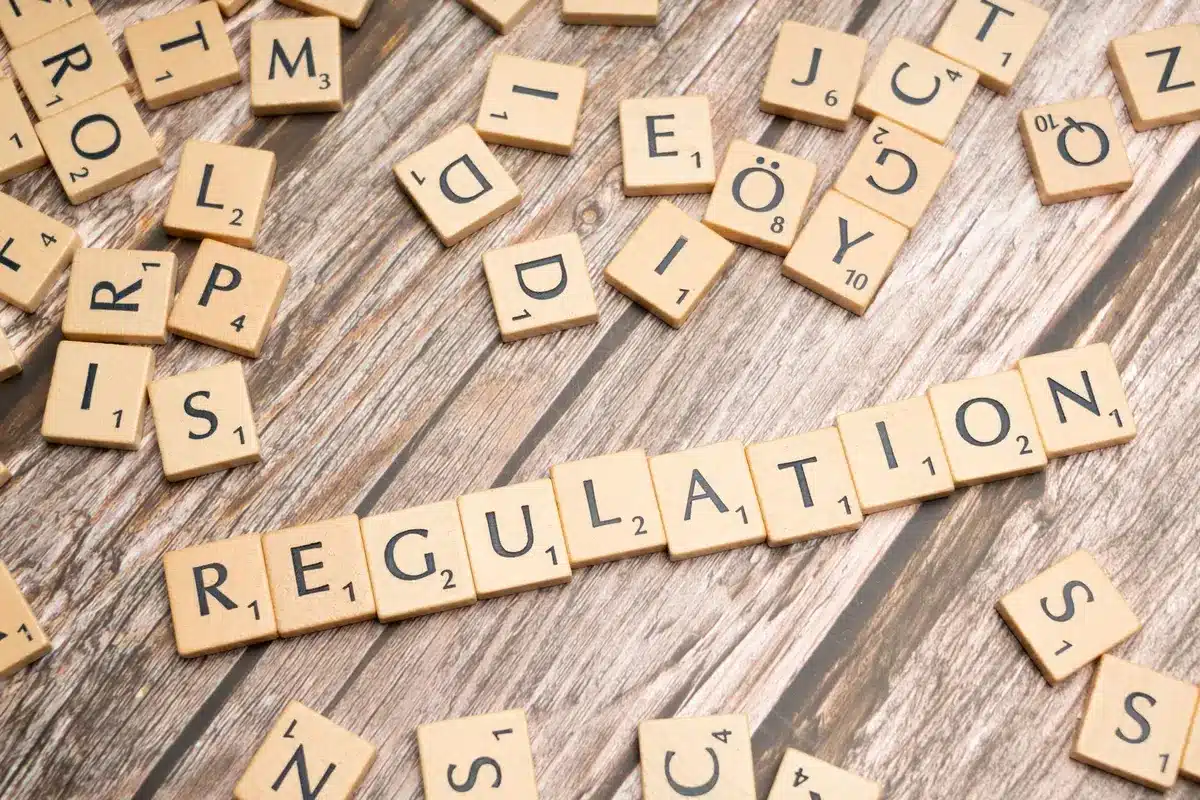 Formuladores de políticas y expertos en una mesa de reunión discutiendo regulaciones tecnológicas