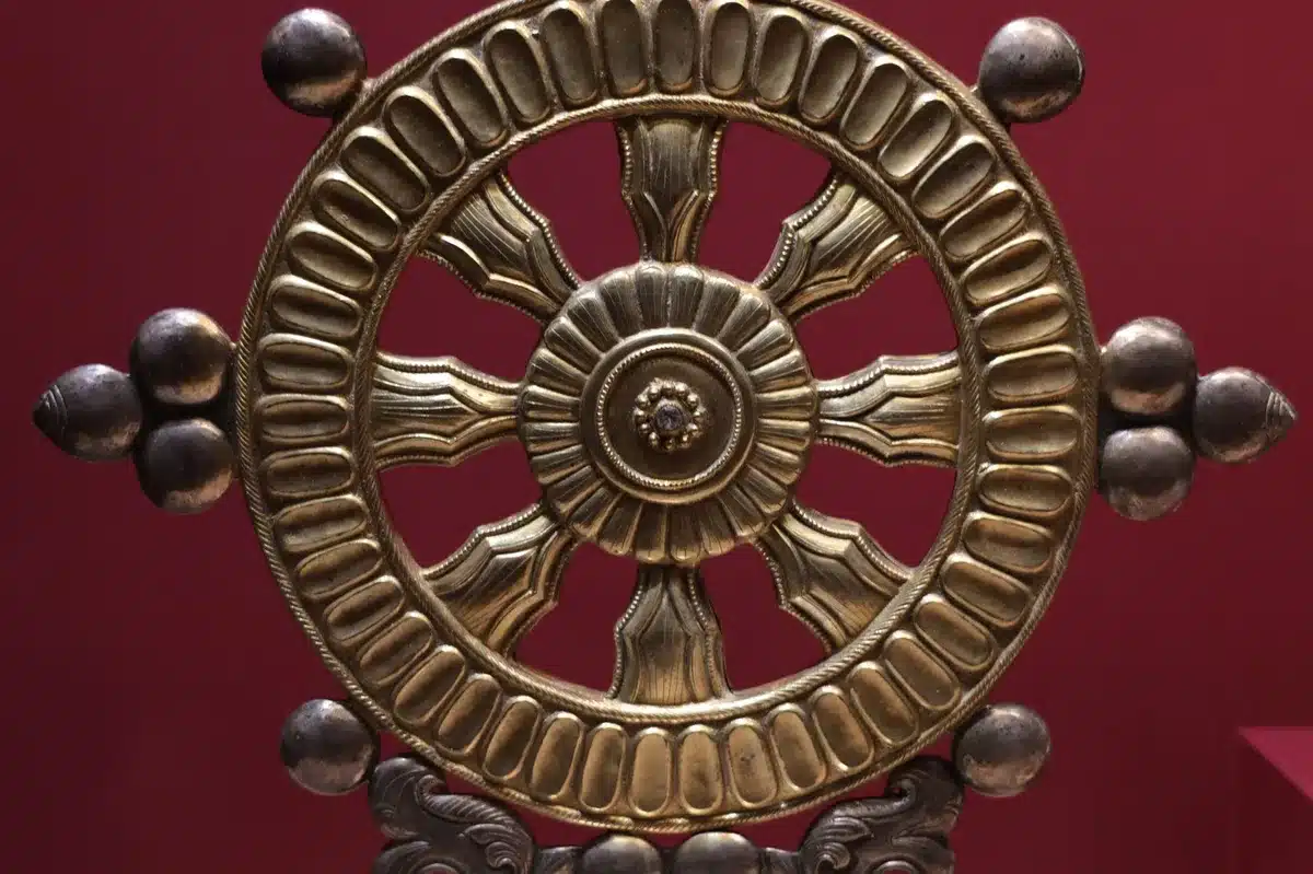 Ashtamangala symbols representing dharmic traditions: wheel, lotus, conch and endless knot