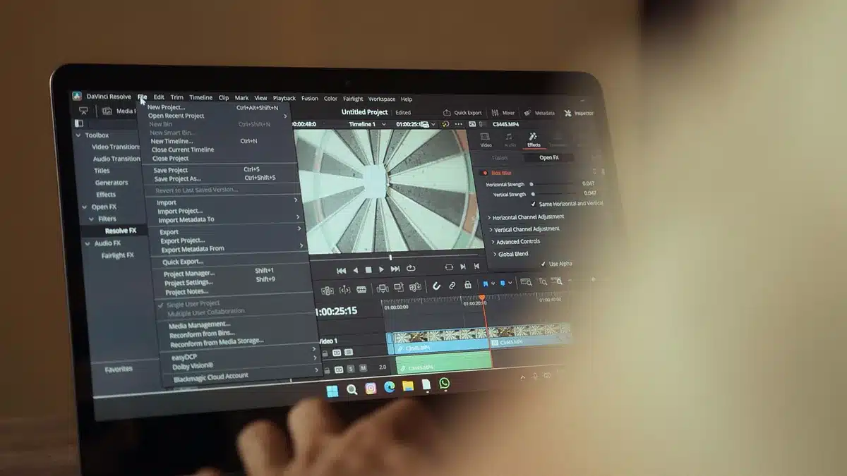 Moderne Filmbearbeitungssoftware und KI-Tools auf einem Computerbildschirm in einem Produktionsstudio