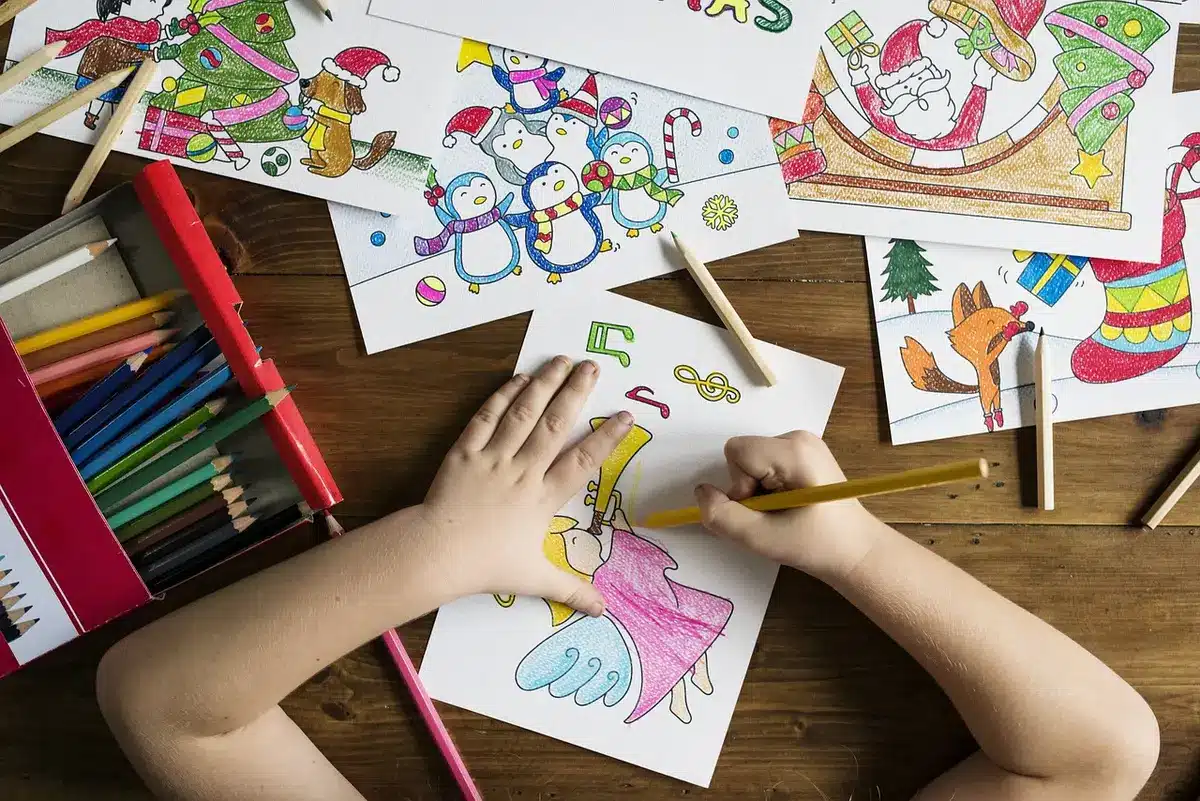 Studenti su un'attivit&agrave; scolastica fuori campus per imparare diverse prospettive