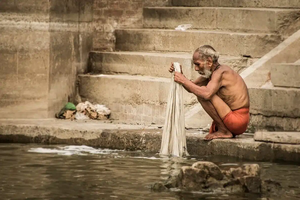 Tempelanlage am Wasser mit Treppen bei Sonnenaufgang, frühe Besucher