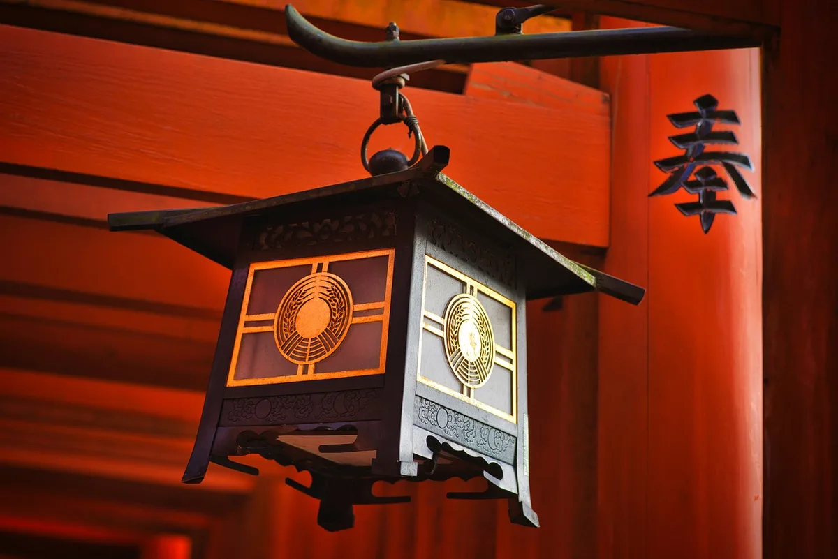 Stille Tempelkapelle mit Meditationskissen und Kerzenlicht auf Tatami-Matten